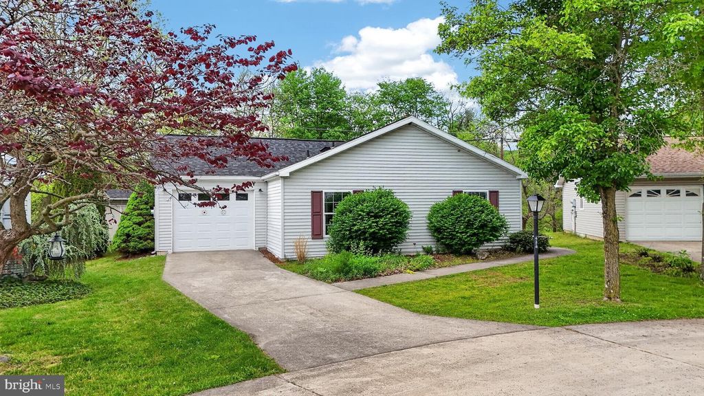 860 TRESTLE CT, Pine Grove, PA 17963