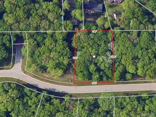676 Kings Fairway Lane, Grand Blanc, MI 48439