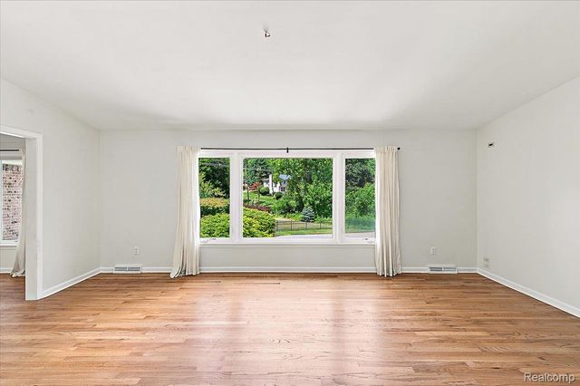 980 Sandhurst Road, Bloomfield Charter Township, MI 48302