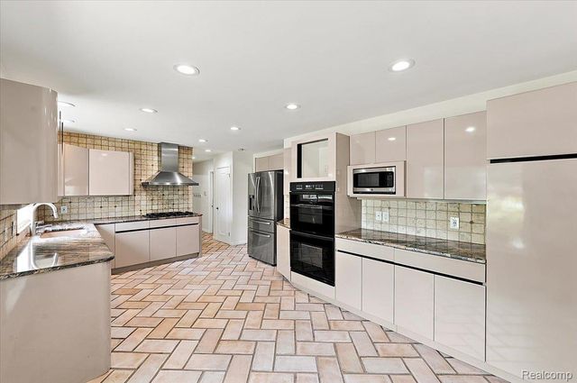 980 Sandhurst Road, Bloomfield Charter Township, MI 48302