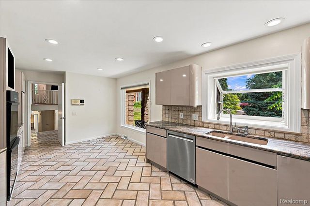 980 Sandhurst Road, Bloomfield Charter Township, MI 48302