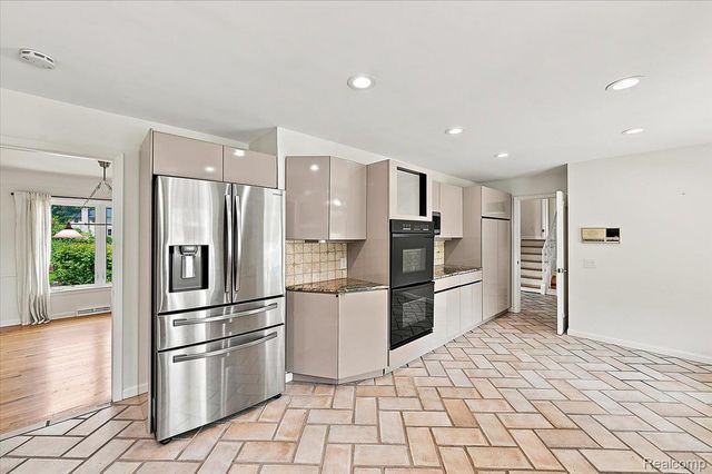 980 Sandhurst Road, Bloomfield Charter Township, MI 48302