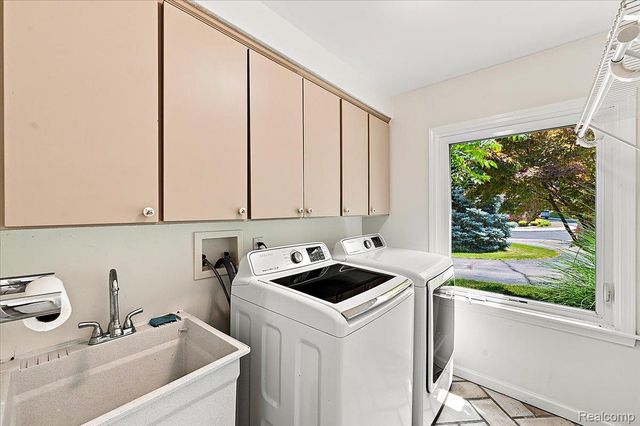 980 Sandhurst Road, Bloomfield Charter Township, MI 48302