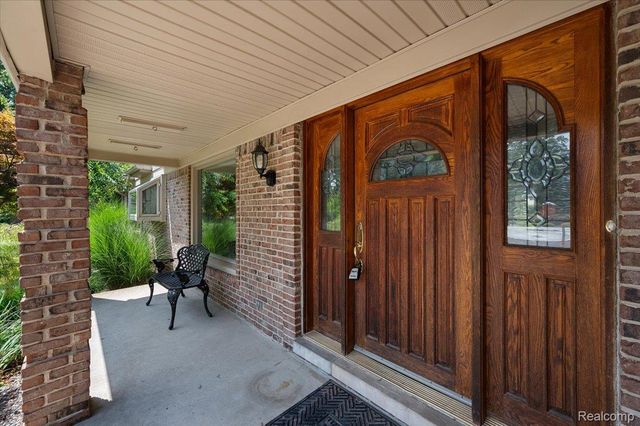 980 Sandhurst Road, Bloomfield Charter Township, MI 48302