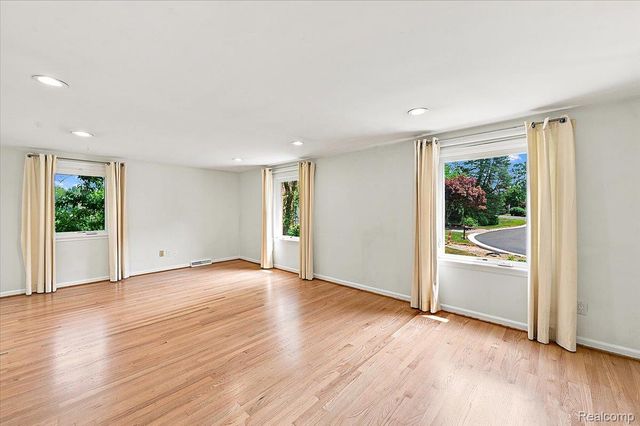 980 Sandhurst Road, Bloomfield Charter Township, MI 48302