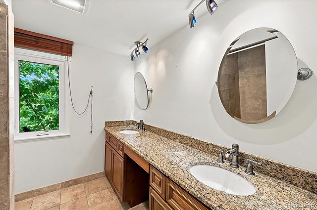 980 Sandhurst Road, Bloomfield Charter Township, MI 48302