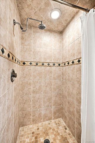 980 Sandhurst Road, Bloomfield Charter Township, MI 48302