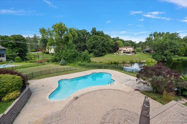980 Sandhurst Road, Bloomfield Charter Township, MI 48302