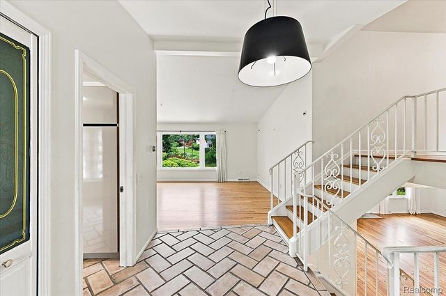 980 Sandhurst Road, Bloomfield Charter Township, MI 48302
