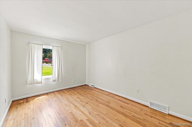 980 Sandhurst Road, Bloomfield Charter Township, MI 48302