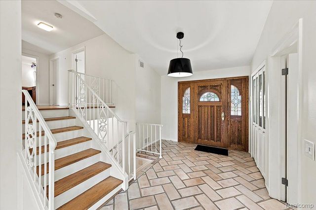 980 Sandhurst Road, Bloomfield Charter Township, MI 48302