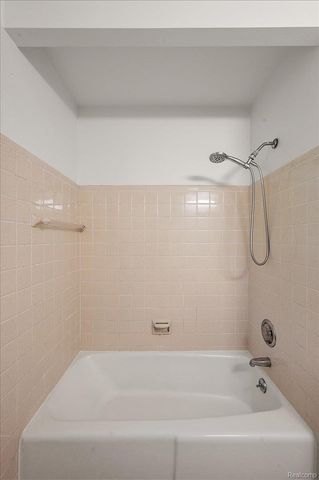 980 Sandhurst Road, Bloomfield Charter Township, MI 48302