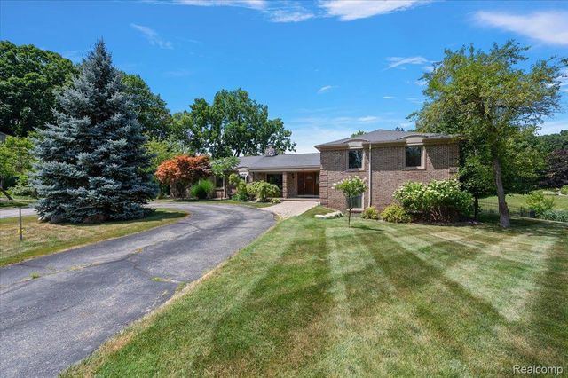 980 Sandhurst Road, Bloomfield Charter Township, MI 48302