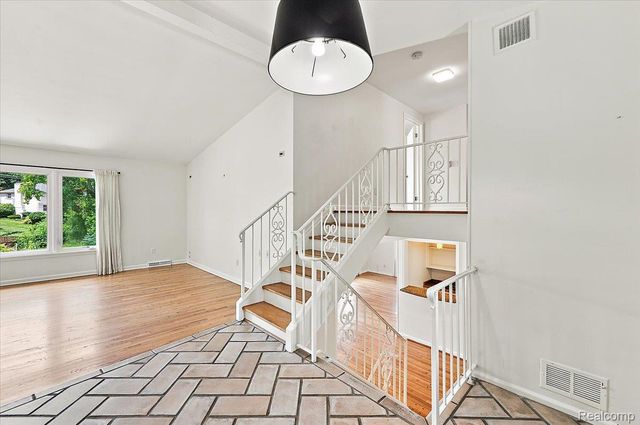 980 Sandhurst Road, Bloomfield Charter Township, MI 48302