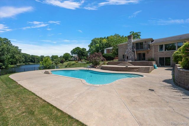 980 Sandhurst Road, Bloomfield Charter Township, MI 48302