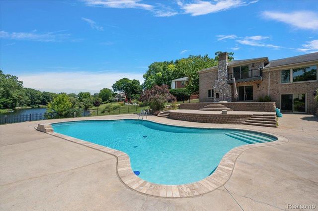 980 Sandhurst Road, Bloomfield Charter Township, MI 48302