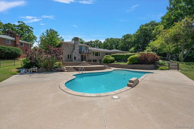 980 Sandhurst Road, Bloomfield Charter Township, MI 48302