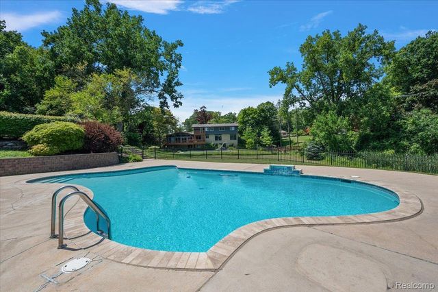 980 Sandhurst Road, Bloomfield Charter Township, MI 48302