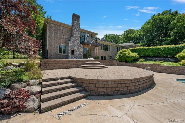 980 Sandhurst Road, Bloomfield Charter Township, MI 48302