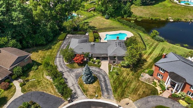 980 Sandhurst Road, Bloomfield Charter Township, MI 48302