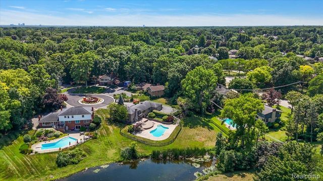 980 Sandhurst Road, Bloomfield Charter Township, MI 48302