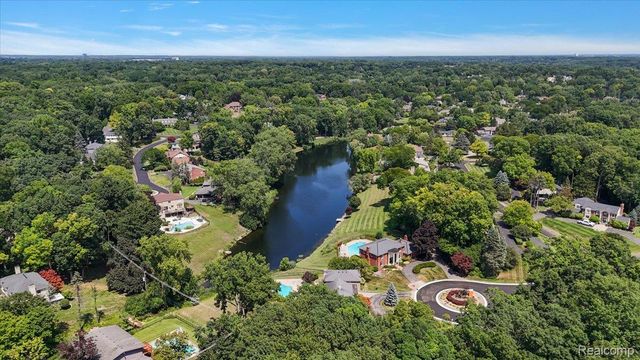 980 Sandhurst Road, Bloomfield Charter Township, MI 48302