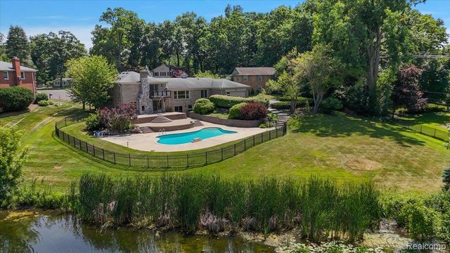 980 Sandhurst Road, Bloomfield Charter Township, MI 48302