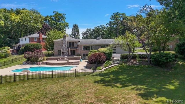 980 Sandhurst Road, Bloomfield Charter Township, MI 48302