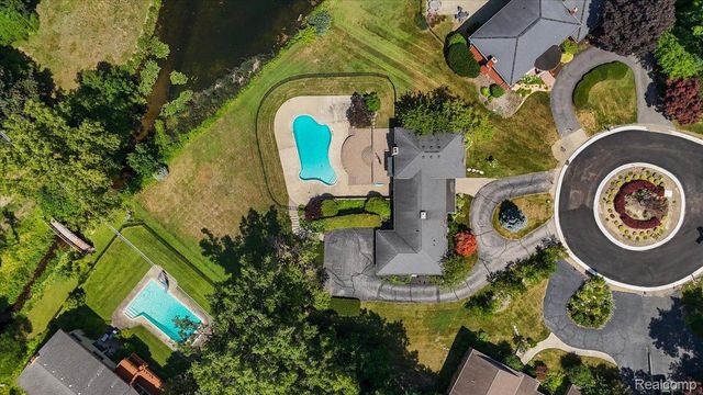 980 Sandhurst Road, Bloomfield Charter Township, MI 48302