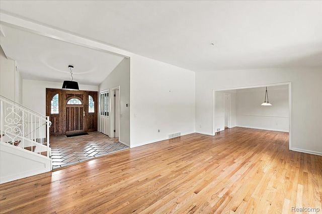 980 Sandhurst Road, Bloomfield Charter Township, MI 48302