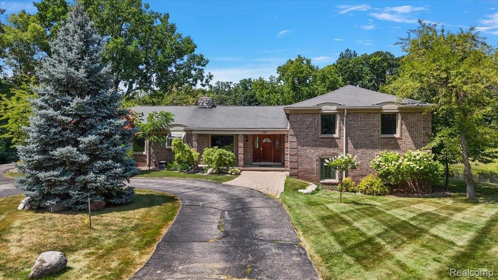 980 Sandhurst Road, Bloomfield Charter Township, MI 48302