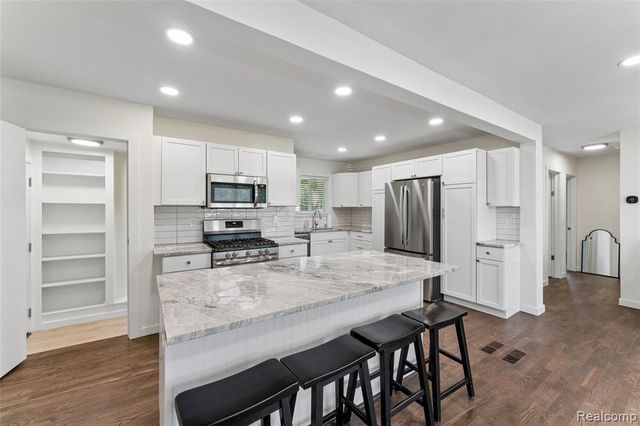 6333 N Beck Road, Canton, MI 48187
