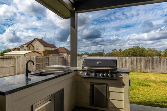 111 Fosters Branch Drive, Schulenburg, TX 78956