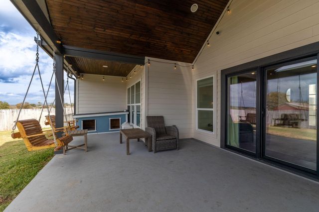 111 Fosters Branch Drive, Schulenburg, TX 78956