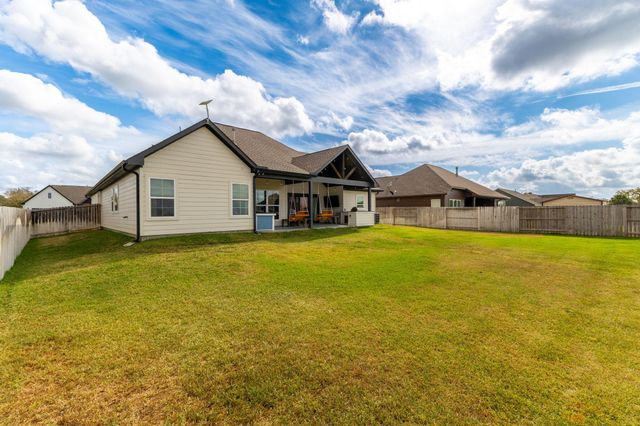 111 Fosters Branch Drive, Schulenburg, TX 78956