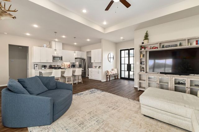 111 Fosters Branch Drive, Schulenburg, TX 78956