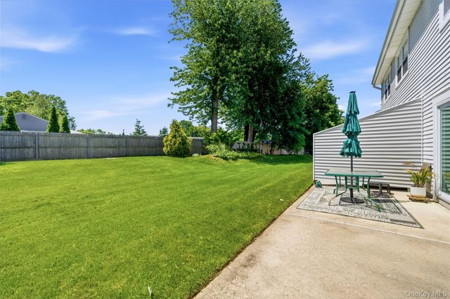 22 Indian Trace, Kings Park, NY 11754