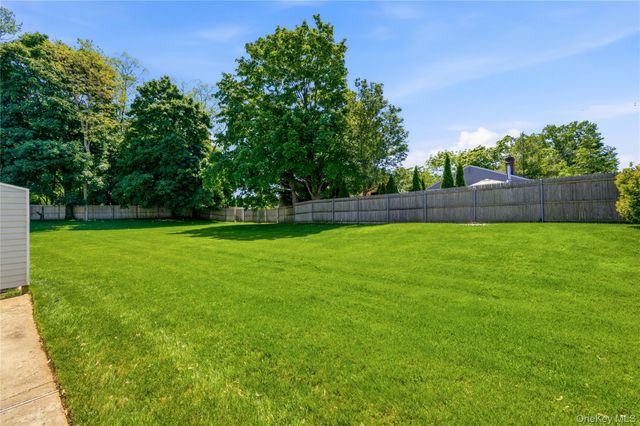 22 Indian Trace, Kings Park, NY 11754