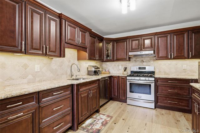 22 Indian Trace, Kings Park, NY 11754