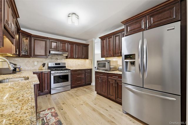 22 Indian Trace, Kings Park, NY 11754