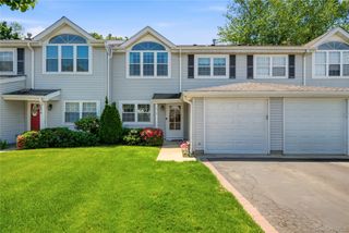 22 Indian Trace, Kings Park, NY 11754