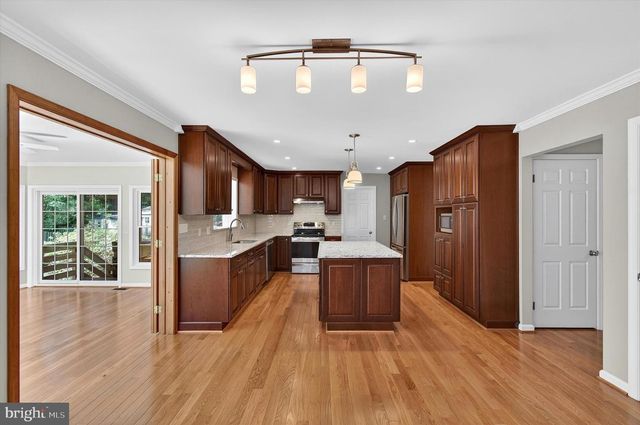 8405 OVERLOOK ST, Vienna, VA 22182