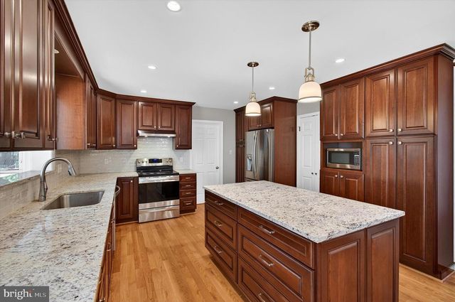 8405 OVERLOOK ST, Vienna, VA 22182