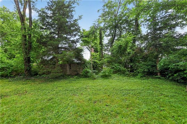 8309 E Gregory Boulevard, Kansas City, MO 64131