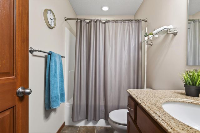 216 Arabian Avenue W, Shakopee, MN 55379