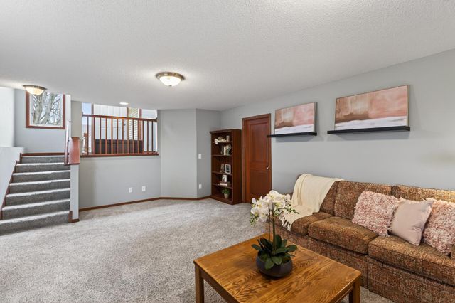 216 Arabian Avenue W, Shakopee, MN 55379