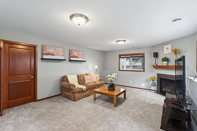 216 Arabian Avenue W, Shakopee, MN 55379