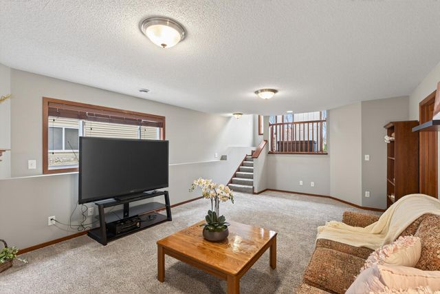 216 Arabian Avenue W, Shakopee, MN 55379