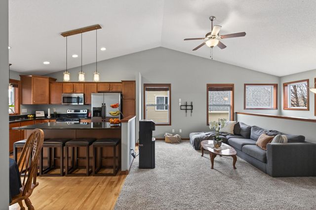 216 Arabian Avenue W, Shakopee, MN 55379