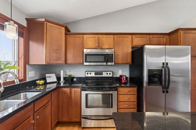 216 Arabian Avenue W, Shakopee, MN 55379